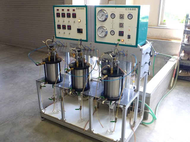 アスファルト混合物の加圧透水試験